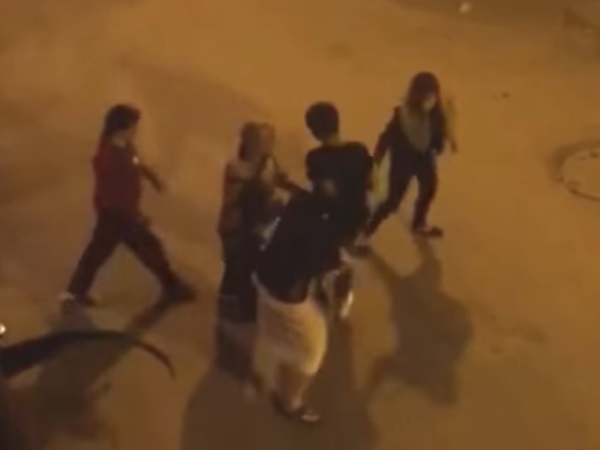 वीडियो: बेंगलुरु फिर शर्मशार, मकान मालिक ने बेरहमी से लड़कियों को पीटा वीडियो: बेंगलुरु फिर शर्मशार, मकान मालिक ने बेरहमी से लड़कियों को पीटा