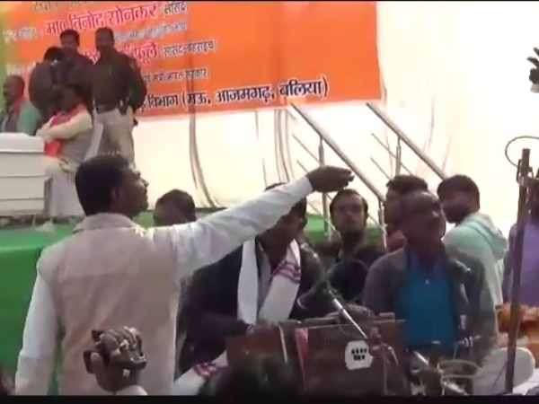 यूपी: भाजपा ने आचार संहिता का उड़ाया मजाक, पार्टी ने मंच पर बांटे पैसे