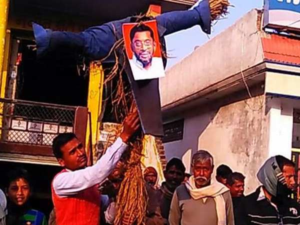 दावेदार को टिकट ना मिलने पर भाजपा कार्यकर्ताओं ने काटा बवाल, जलाया पार्टी का झंडा दावेदार को टिकट ना मिलने पर भाजपा कार्यकर्ताओं ने काटा बवाल, जलाया पार्टी का झंडा