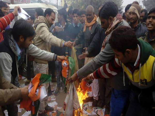 दावेदार को टिकट ना मिलने पर भाजपा कार्यकर्ताओं ने काटा बवाल, जलाया पार्टी का झंडा दावेदार को टिकट ना मिलने पर भाजपा कार्यकर्ताओं ने काटा बवाल, जलाया पार्टी का झंडा