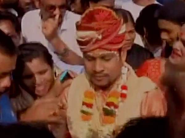 ओडिशा में ट्रांसजेंडर ने मां बनने की ख्वाहिश में रचाई शादी, जानिए कौन है दूल्हा ओडिशा में ट्रांसजेंडर ने मां बनने की ख्वाहिश में रचाई शादी, जानिए कौन है दूल्हा