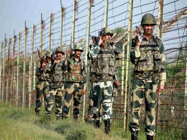 BSF कैंप के पास रहने वालों किया बड़ा खुलासा, कहा- कुछ अफसर बेचते हैं ईंधन और राशन BSF कैंप के पास रहने वालों किया बड़ा खुलासा, कहा- कुछ अफसर बेचते हैं ईंधन और राशन