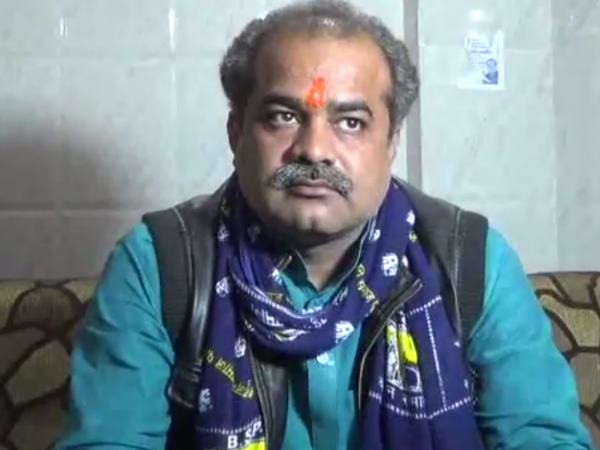 मऊ: मुख्तार अंसारी ने बसपा प्रत्याशी को ग्रेनेड से मारने की दी धमकी, पुलिस मौन मऊ: मुख्तार अंसारी ने बसपा प्रत्याशी को ग्रेनेड से मारने की दी धमकी, पुलिस मौन