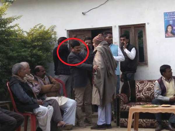 उत्तर प्रदेश चुनाव में ड्यूटी छोड़कर पत्नी को जिताने में जुटे हैं सरकारी अफसर