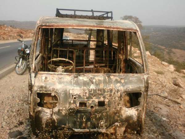 मिर्जापुर: सवारियों से भरी गाड़ी में अचानक लगी आग, जलकर हुई खाक