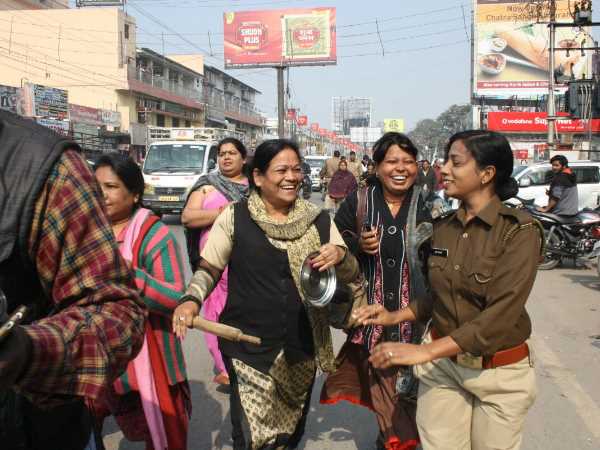 गोरखपुर: कांग्रेस कार्यकर्ता निकाल रहे थे जुलूस, पुलिस ने हिरासत में लिया