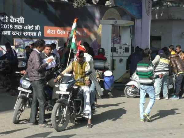 कांग्रेस कैंडिडेट ने धार्मिक प्रसाद के तौर पर बांटे पेट्रोल