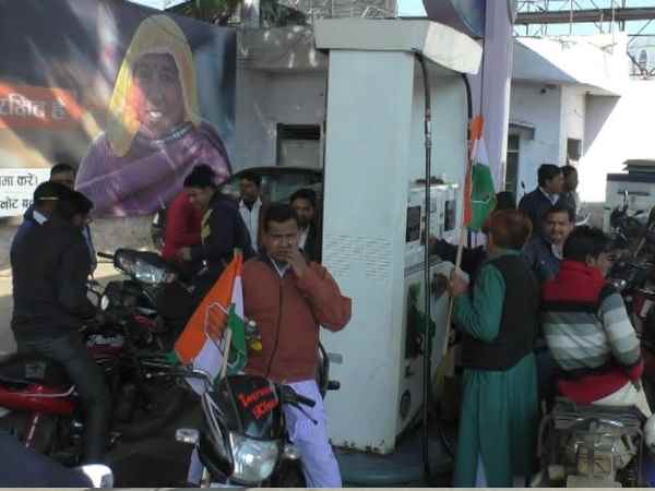 कांग्रेस कैंडिडेट ने धार्मिक प्रसाद के तौर पर बांटे पेट्रोल