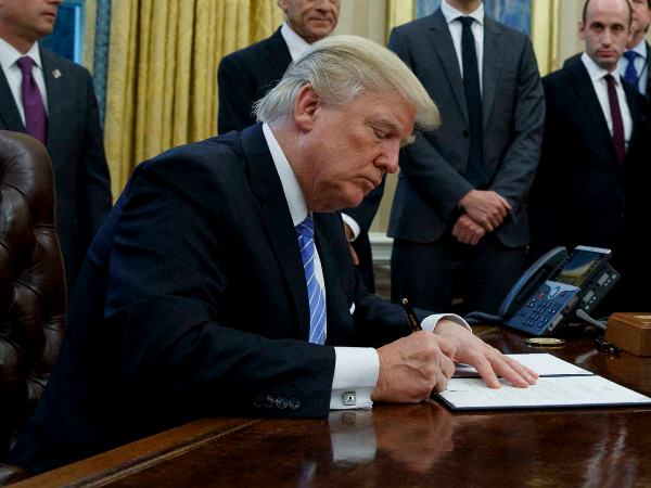 donald trump व्हाइट हाउस के अधिकारियों ने कहा, भविष्य में पाकिस्तान से आने वाले मुस्लिम लोगों किया जा सकता है बैन donald trump व्हाइट हाउस के अधिकारियों ने कहा, भविष्य में पाकिस्तान से आने वाले मुस्लिम लोगों किया जा सकता है बैन