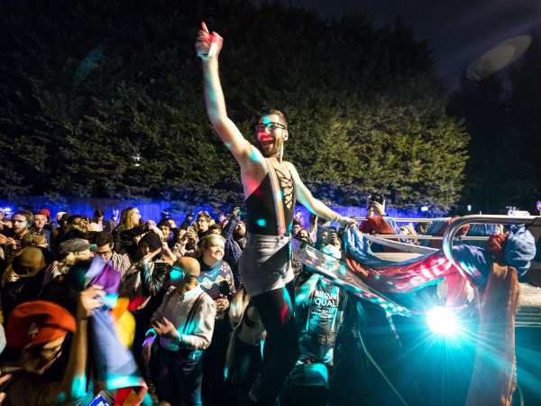 विरोध के लिए गे-लेस्बियन कपल ने अपनाया अनोखा तरीका, सामने आई तस्वीरें विरोध के लिए गे-लेस्बियन कपल ने अपनाया अनोखा तरीका, सामने आई तस्वीरें