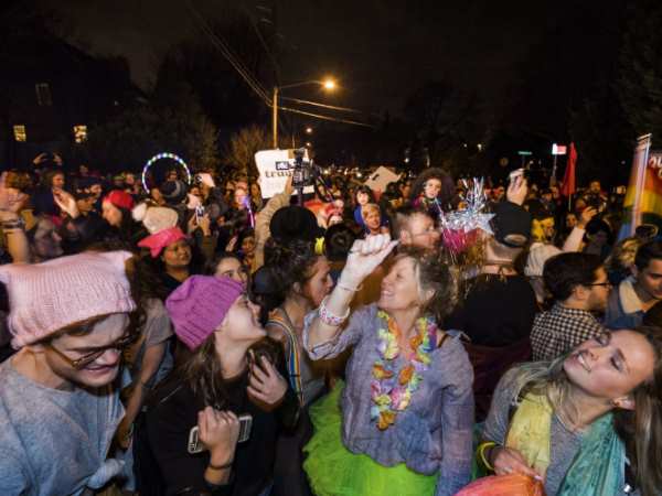 विरोध के लिए गे-लेस्बियन कपल ने अपनाया अनोखा तरीका, सामने आई तस्वीरें विरोध के लिए गे-लेस्बियन कपल ने अपनाया अनोखा तरीका, सामने आई तस्वीरें