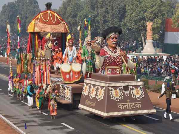 देश की राजधानी दिल्ली में 68वें गणतंत्र दिवस की धूमधाम से तैयारियां शुरु हो गई है। इसी के मद्देनजर सोमवार को गणतंत्र दिवस का होने वाली परेड फुल ड्रेस अभ्यास किया गया है। देश की राजधानी दिल्ली में 68वें गणतंत्र दिवस की धूमधाम से तैयारियां शुरु हो गई है। इसी के मद्देनजर सोमवार को गणतंत्र दिवस का होने वाली परेड फुल ड्रेस अभ्यास किया गया है।