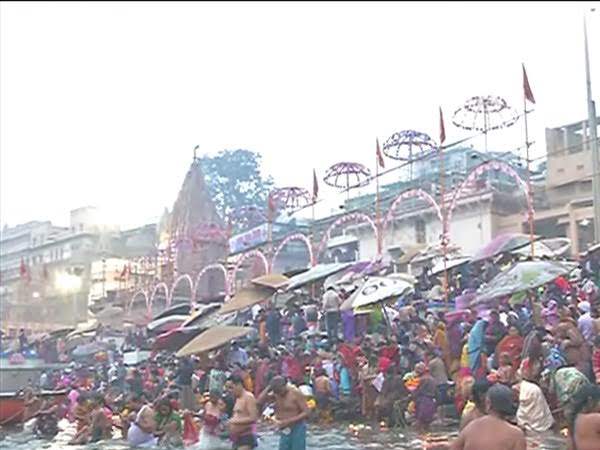 काशी: मौनी अमावस्या पर गंगा में स्नान और दान करने आए हजारों लोग