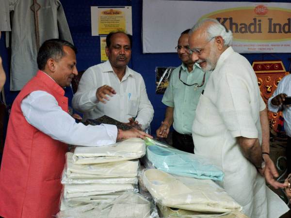 प्रधानमंत्री नरेंद्र मोदी की अपील के बाद से खादी बनी पसंद, करोड़ों में होने लगी बिक्री प्रधानमंत्री नरेंद्र मोदी की अपील के बाद से खादी बनी पसंद, करोड़ों में होने लगी बिक्री