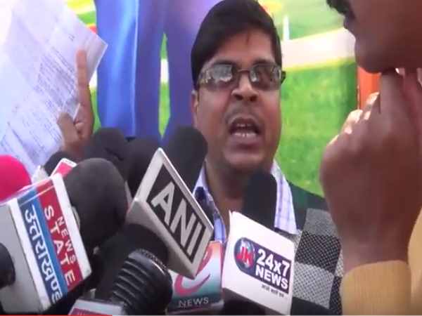 यूपी: भाजपा ने आचार संहिता का उड़ाया मजाक, पार्टी ने मंच पर बांटे पैसे