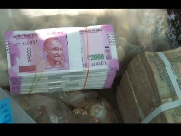 बुलंदशहर में 18 लाख की नई करेंसी के साथ एक गिरफ्तार, मथुरा में मिला 15 लाख बुलंदशहर में 18 लाख की नई करेंसी के साथ एक गिरफ्तार, मथुरा में मिला 15 लाख