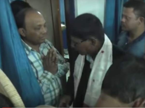 ऑफिस के गेट से हटवाई गाड़ी, इंजीनियर को बीजेपी विधायक के पैर छूकर मांगनी पड़ी माफी ऑफिस के गेट से हटवाई गाड़ी, इंजीनियर को बीजेपी विधायक के पैर छूकर मांगनी पड़ी माफी