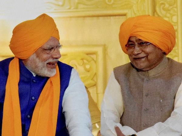narendra modi and nitish kumar पीएम नरेंद्र मोदी के साथ क्यों नहीं बैठे लालू यादव, उनकी खुद की पार्टी ही कर रही ये सवाल
