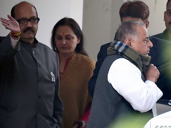 सपा की कलह सुलझाने को मुलायम के घर 4 घंटे चली बैठक, रामगोपाल-अमर सिंह को लेकर फंसा पेंच सपा की कलह सुलझाने को मुलायम के घर 4 घंटे चली बैठक, रामगोपाल-अमर सिंह को लेकर फंसा पेंच