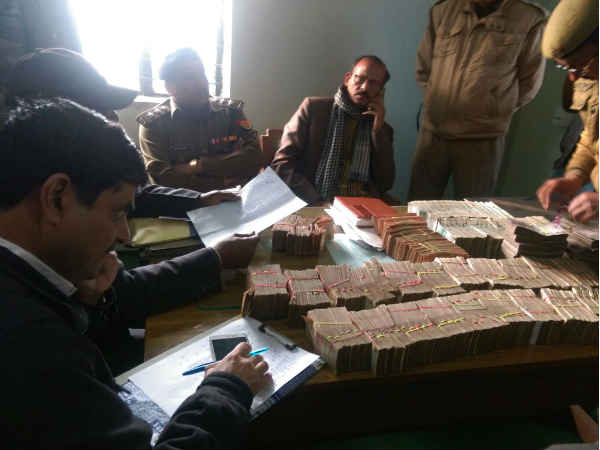 बुलंदशहर में 18 लाख और मथुरा में 15 लाख की नई करेंसी बरामद बुलंदशहर में 18 लाख और मथुरा में 15 लाख की नई करेंसी बरामद