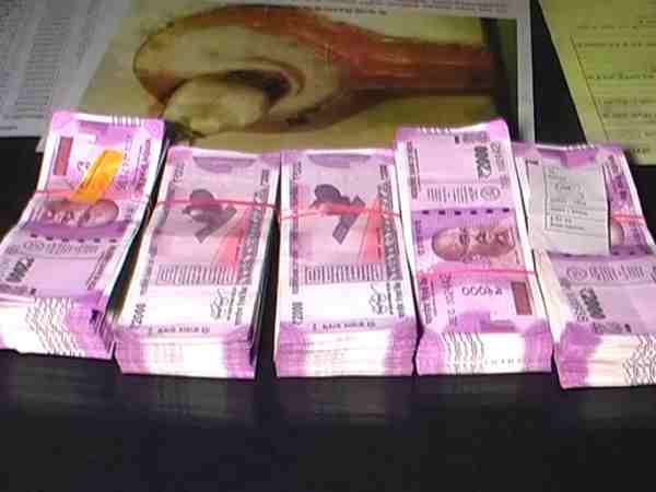वाराणसी: दस लाख रुपए की नयी करेंसी पकड़े जाने पर मचा हड़कंप वाराणसी: दस लाख रुपए की नयी करेंसी पकड़े जाने पर मचा हड़कंप