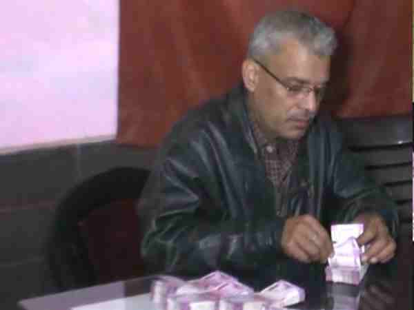 वाराणसी: दस लाख रुपए की नयी करेंसी पकड़े जाने पर मचा हड़कंप वाराणसी: दस लाख रुपए की नयी करेंसी पकड़े जाने पर मचा हड़कंप