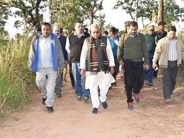 नाव में सवार होकर कहां जा रहे हैं बिहार के सीएम नीतीश कुमार, तस्वीरें