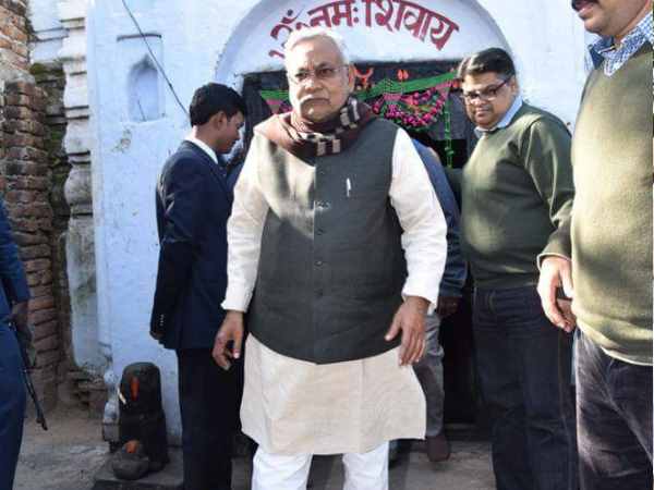 नाव में सवार होकर कहां जा रहे हैं बिहार के सीएम नीतीश कुमार, तस्वीरें