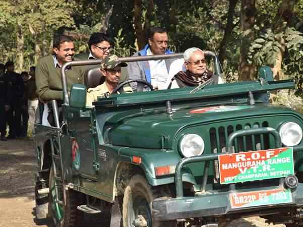 नाव में सवार होकर कहां जा रहे हैं बिहार के सीएम नीतीश कुमार, तस्वीरें