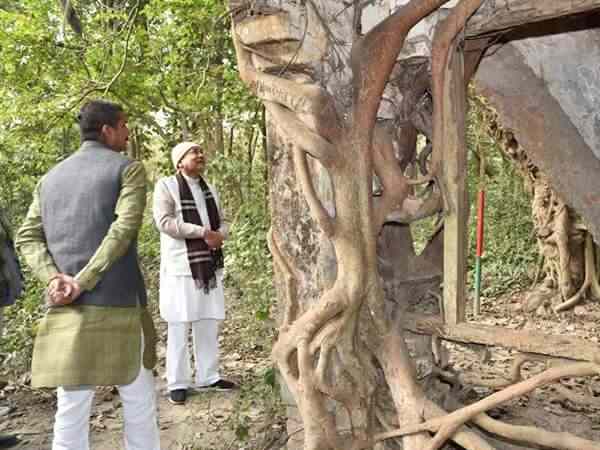 नाव में सवार होकर कहां जा रहे हैं बिहार के सीएम नीतीश कुमार, तस्वीरें