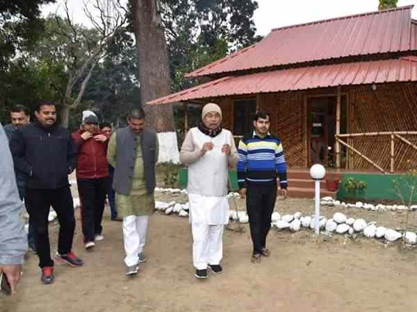 नाव में सवार होकर कहां जा रहे हैं बिहार के सीएम नीतीश कुमार, तस्वीरें