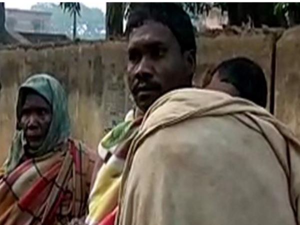 ओडिशा: अस्पताल ने नहीं दी एंबुलेंस, बेटी की लाश को 15 किमी तक पैदल ले गया शख्स ओडिशा: अस्पताल ने नहीं दी एंबुलेंस, बेटी की लाश को 15 किमी तक पैदल ले गया शख्स