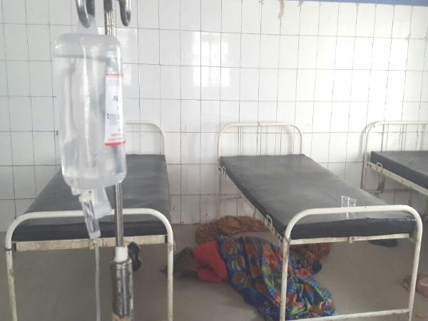 बिहार: फर्श पर दर्द से कराहती महिला ने तोड़ा दम, ठहाके मारते रहे सिस्टर, अधिकारी