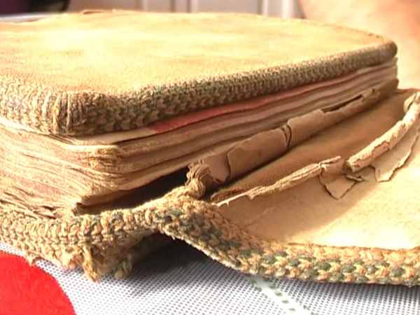 वाराणसी: मंत्रों से बीमारियों को दूर करनेवाली सैकड़ों साल पुरानी किताब मिली! वाराणसी: मंत्रों से बीमारियों को दूर करनेवाली सैकड़ों साल पुरानी किताब मिली!