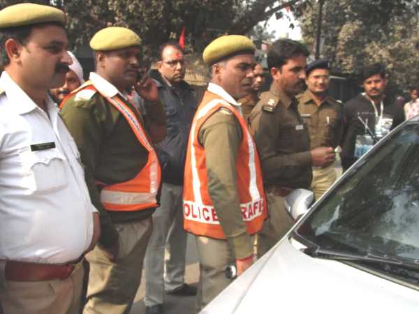 मिर्जापुर के सिंघम ने 24 घंटे में तीसरी बार पकड़े पैसे, अब तक साढ़े दस करोड़ रु किये बरामद