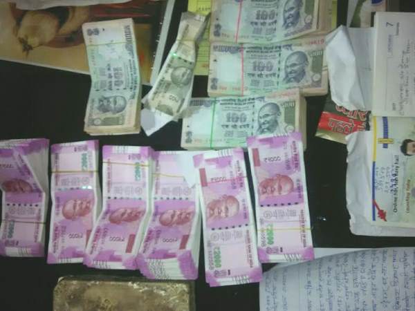 वाराणसी: चुनावी चेकिंग के दौरान 10 लाख रुपए और 4 किलो चांदी बरामद