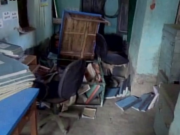 पश्चिम बंगाल: 3000 लोगों ने डंडों और पत्थरों से किया थाने पर हमला, कई कमरों को कर दिया आग के हवाले.