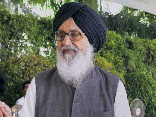 पंजाब के CM प्रकाश सिंह बादल पर फेंका गया जूता