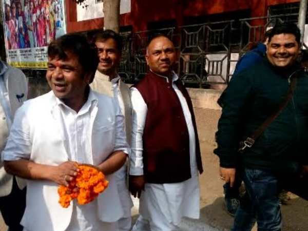 यूपी चुनाव में छोटे भाई का नामांकन कराने पहुंचे राजपाल यादव का जलवा