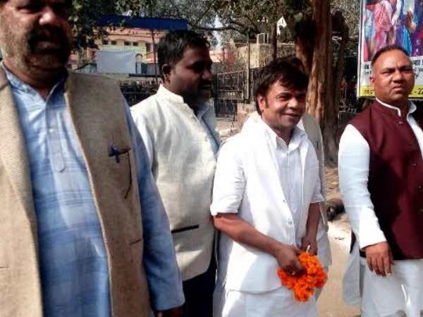 यूपी चुनाव में छोटे भाई का नामांकन कराने पहुंचे राजपाल यादव का जलवा