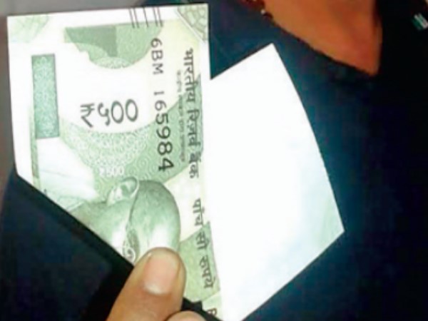rbi 500 रुपए के नोट में एक तरफ नहीं छपा है कुछ भी, बैंक ने कहा नकली नहीं असली है rbi 500 रुपए के नोट में एक तरफ नहीं छपा है कुछ भी, बैंक ने कहा नकली नहीं असली है