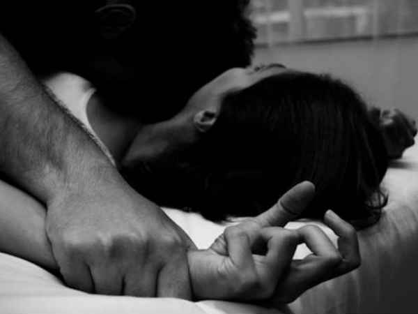 भैया की साली के साथ पति बना रहा था जिस्मानी संबंध, पत्नी ने किया विरोध तो... भैया की साली के साथ पति बना रहा था जिस्मानी संबंध, पत्नी ने किया विरोध तो...