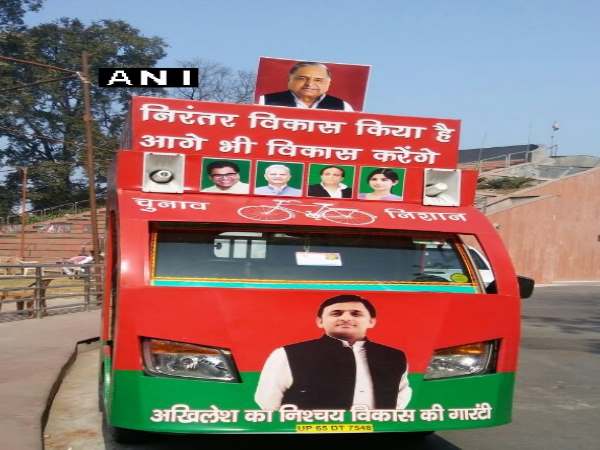उत्‍तर प्रदेश विधानसभा चुनाव 2017: साइकिल से उतारे जाने के बाद समाजवादी पार्टी के चुनाव प्रचार वाहन से गायब हुए शिवपाल यादव