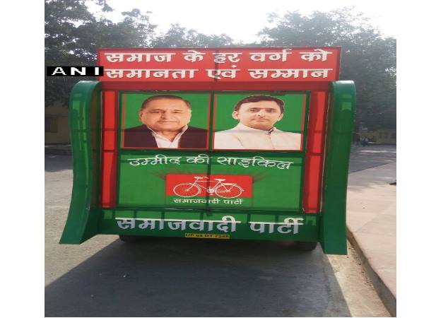 उत्‍तर प्रदेश विधानसभा चुनाव 2017: साइकिल से उतारे जाने के बाद समाजवादी पार्टी के चुनाव प्रचार वाहन से गायब हुए शिवपाल यादव