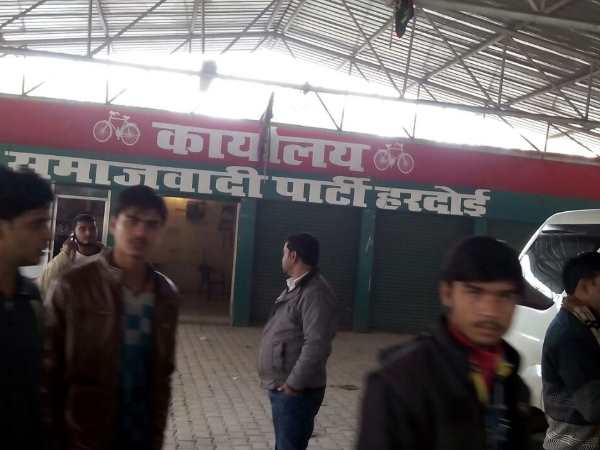 हरदोई में सपा कार्यालय पर अखिलेश-नरेश अग्रवाल समर्थकों ने किया कब्जा