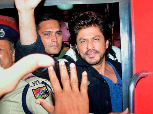 shahrukh khan ट्रेन में सनी लियोनी के साथ थे शाहरुख, देखने वालों में मची भगदड़, लाठी चार्ज में दो लोग घायल shahrukh khan ट्रेन में सनी लियोनी के साथ थे शाहरुख, देखने वालों में मची भगदड़, लाठी चार्ज में दो लोग घायल