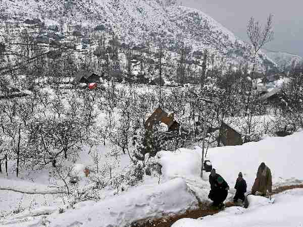 snowfall कश्मीर: कुपवाड़ा और बारामुला में बर्फीले तूफान का अलर्ट जारी