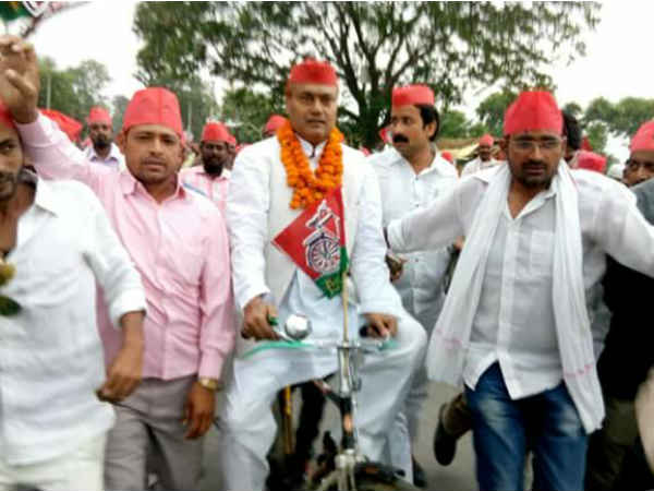 सपा कार्यकर्ताओं ने ही किया सपा प्रत्याशी के खिलाफ प्रदर्शन, जानिए क्‍यों