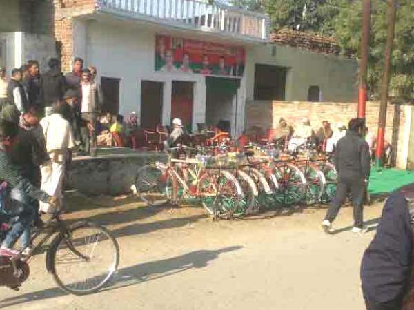 मेरठ: अखिलेश के मंत्री के खिलाफ आचार संहिता उल्लंघन का केस दर्ज मेरठ: अखिलेश के मंत्री के खिलाफ आचार संहिता उल्लंघन का केस दर्ज