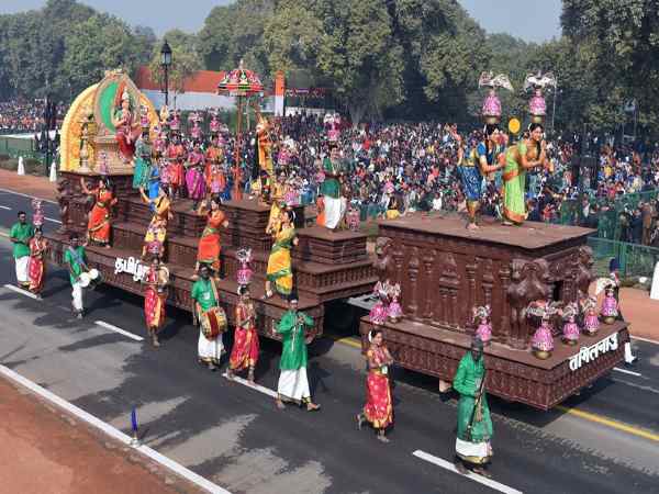 देश की राजधानी दिल्ली में 68वें गणतंत्र दिवस की धूमधाम से तैयारियां शुरु हो गई है। इसी के मद्देनजर सोमवार को गणतंत्र दिवस का होने वाली परेड फुल ड्रेस अभ्यास किया गया है। देश की राजधानी दिल्ली में 68वें गणतंत्र दिवस की धूमधाम से तैयारियां शुरु हो गई है। इसी के मद्देनजर सोमवार को गणतंत्र दिवस का होने वाली परेड फुल ड्रेस अभ्यास किया गया है।